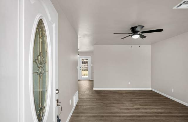 509 NE Cimarron Circle - Hot new listing! Gallery 3