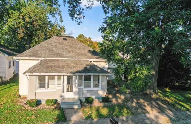 3 Bedroom, 2 Bath with Fenced in Backyard. Close to downtown! Gallery 1