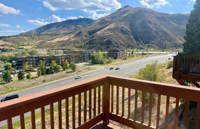 Charming Golden Home with Mountain Views - Don't Miss Out! Gallery 4
