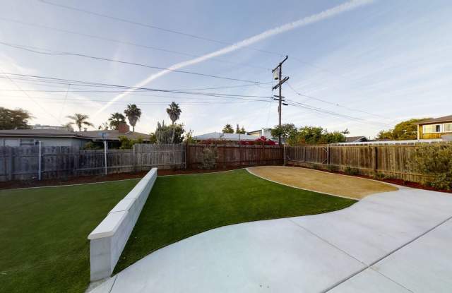 4BD/2BA, Spacious Yard Gallery 2