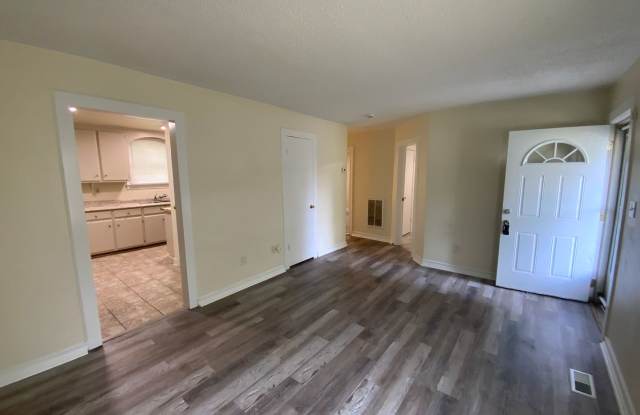 Charming 4 bd, 2 bth with 2 room Master Suite Gallery 4