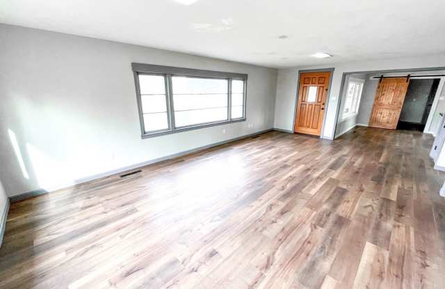 3 Bed/1 Bath Single Level Home in SE Bend - Ferguson Road Gallery 4