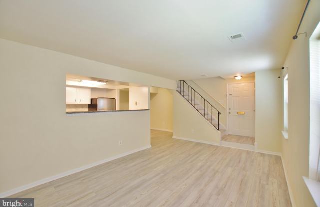 8612 WALUTES Circle Gallery 3