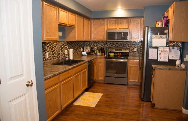 Beautiful 3 bedroom 2 1/2 bath Gallery 3