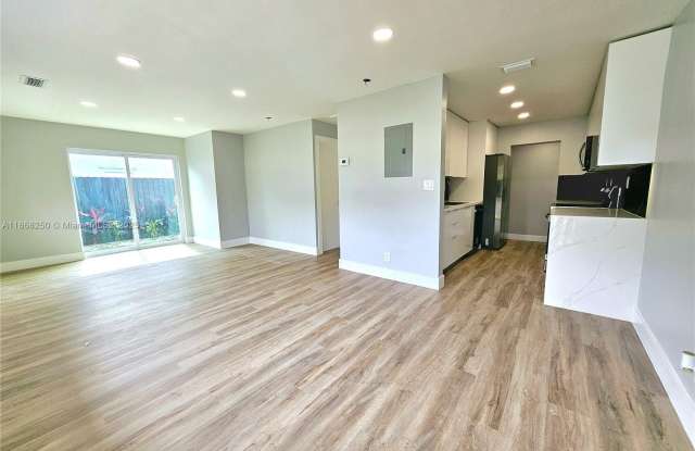2865 NE 13th Ave photos photos