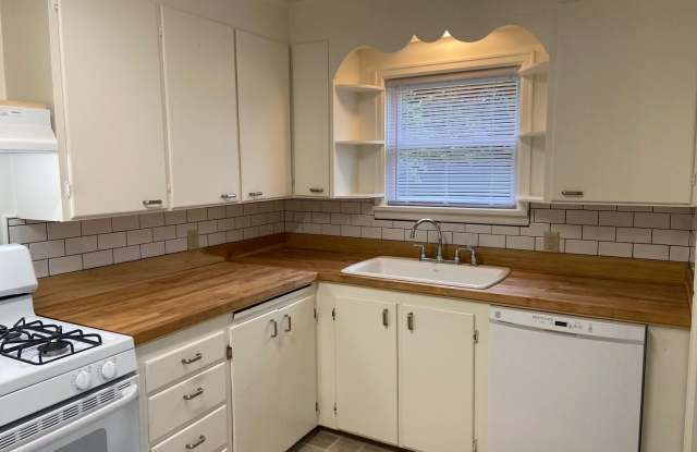 Wow! What a yard! 2/1 house with garage in excellent location photos photos