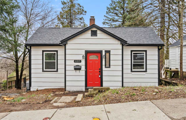 Recently Renovated 4 Bedroom Home in Swissvale - Available in March photos photos