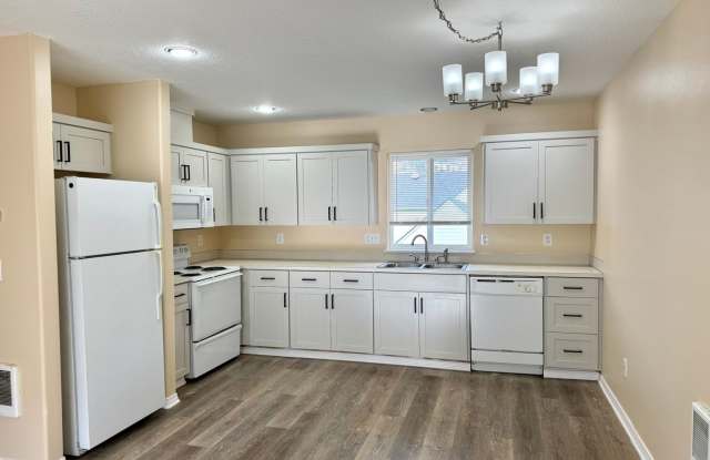 14611 SE Lone Pine Dr - Cozy Duplex in Nice Clackamas Neighborhood * photos photos