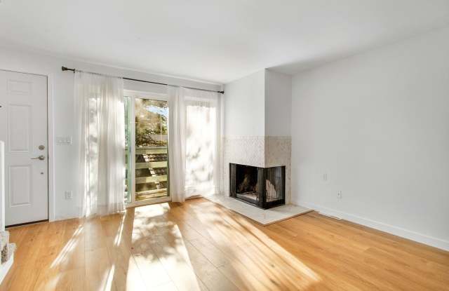 Beautifully updated 2 BD/1BTH townhouse at Jefferson Park Condos in Mountain Park! - 332 Cervantes Circle, Lake Oswego, OR 97035 Beautifully updated 2 BD/1BTH townhouse at Jefferson Park Condos in Mountain Park! - 332 Cervantes Circle, Lake Oswego, OR 97035