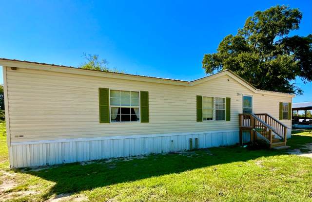 Roomy 3/2 Double-Wide Mobile Home in Marianna Park Gallery 1