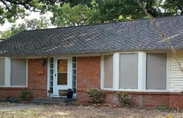 1612 Robinwood Drive - 1612 Robinwood Drive, Fort Worth, TX 76111