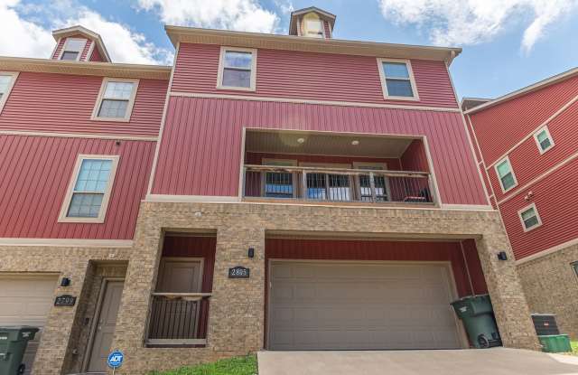 Fully Furnished Condo!! 3 bedroom 2.5 bath minutes from the U of A!!!! - 2805 West Lakewood Drive, Fayetteville, AR 72704