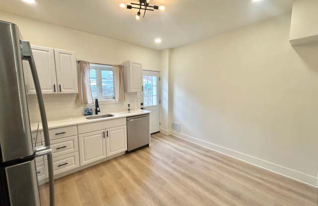 Updated 2-Bedroom Fishtown Townhome with Central Air Gallery 4
