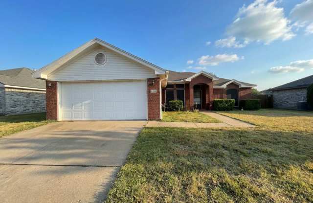 Explore this 3-bedroom 2-bathroom single-family house for rent in Killeen Tx - 2306 Moonstone Drive, Killeen, TX 76549