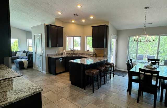 2 Bed, 2 Bath, 2 Car Garage With AMAZING Views! - 2257 South Pintura Drive, St. George, UT 84790