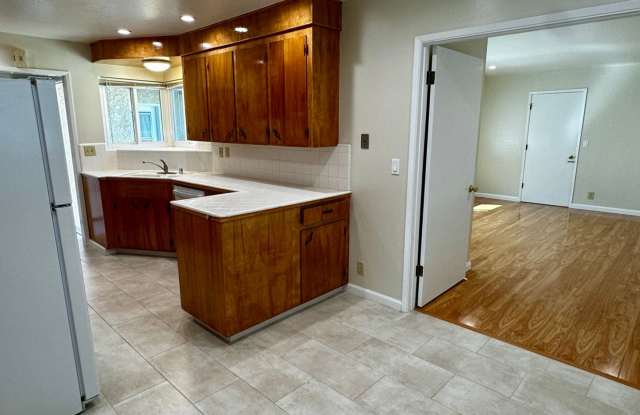 Charming 3 Bedroom, 2 Bath Duplex in Mountain View near Sylvan Park Gallery 3