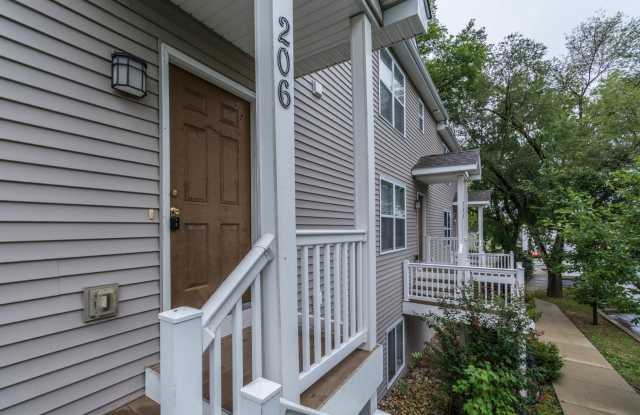 202 E 20th - 4-Bed/3-Bath Townhouse - Walking distance to stadium! Gallery 3