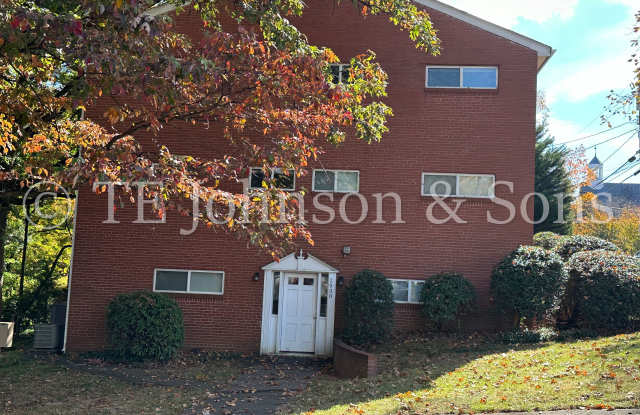 Charming First-Floor 1 Bedroom at 1930 Elizabeth – Water Included Gallery 3