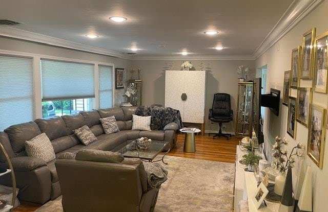 894 Lakeside Drive Gallery 4