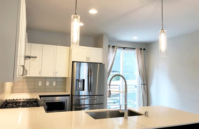3-Bedroom Wedgwood Townhome | Air Conditioning | Extra-Wide Garage Gallery 3