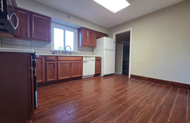 1702 Ryan Avenue Gallery 3