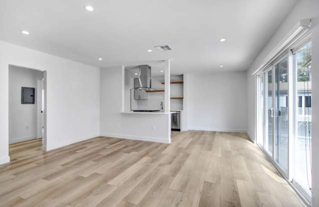 1545 N Laurel photos photos