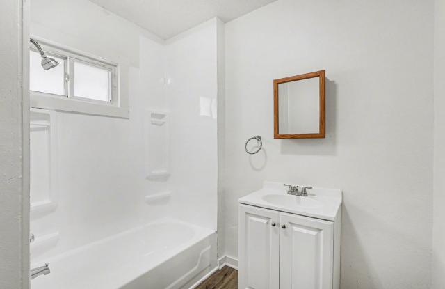 Move in special!! $250 off first full month rent or a 55 inch TV!! photos photos