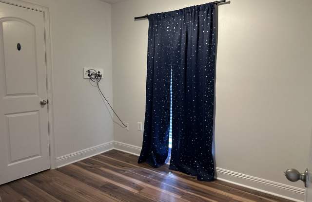 Cozy 3 BR 1-1/2 Bath Home Gallery 4