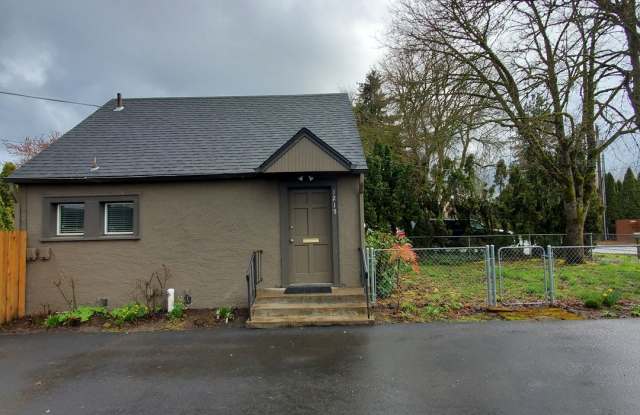 Pet Friendly Single Room House with Fenced Yard - 1215 Shortridge Street Southeast, Albany, OR 97322