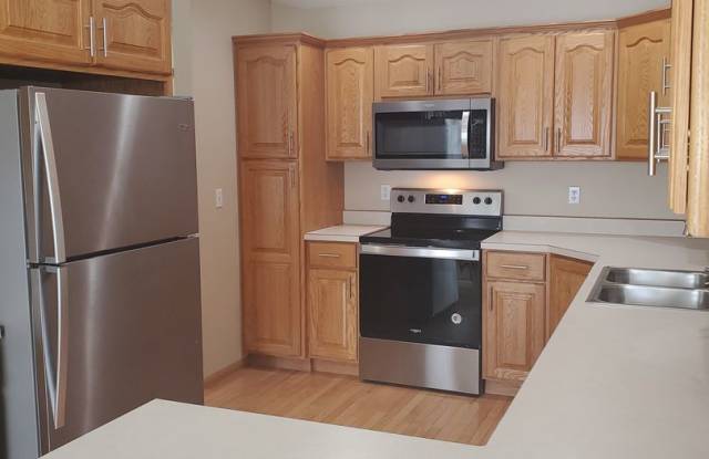 3 Bed - 2 Bath Twin Home - Fenced Yard - Double Garage Gallery 1