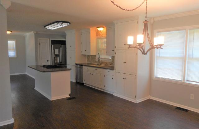 Lovely 3 Bedroom 2 Bath Brick Ranch - Completely Renovated Gallery 4