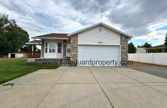 Cozy 2-Bedroom Home photos photos