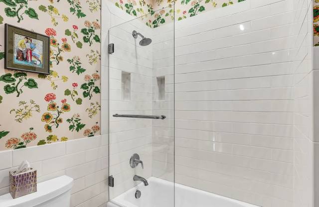 Classic Farmhouse Charm Meets Modern Comfort – 5 Bedroom Home in DeLand Gallery 3