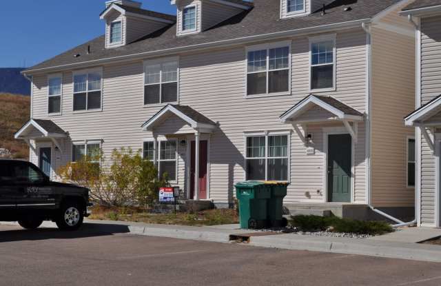 Great looking 2 bed 1.5 bath townhouse near I-25, S Academy, and Fort Carson - 4822 Hobkirks Point, Stratmoor, CO 80906