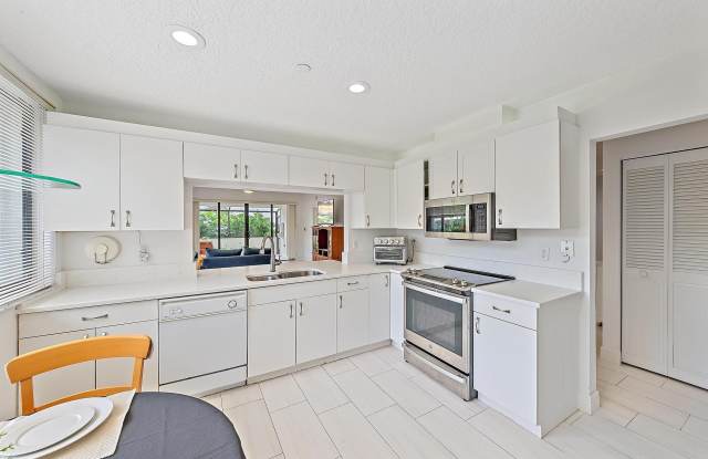 811 Oak Harbour Drive Gallery 4