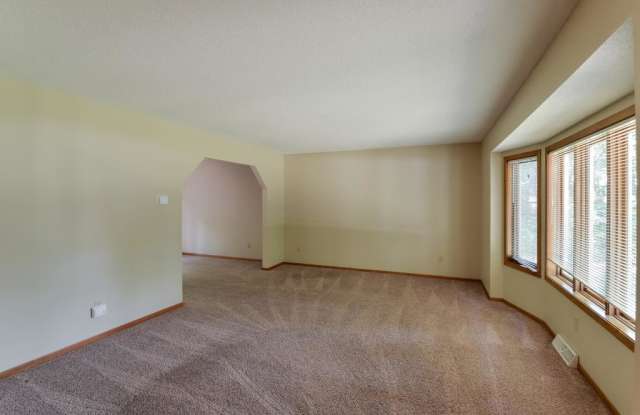 15000 Wildwood Road Gallery 3