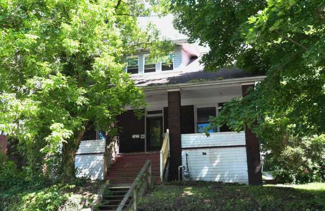 5 Bed 1 Bath Single Family Home For Rent - 302 North 3rd Street, Jeannette, PA 15644