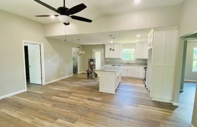 Charming 3 Bedroom, 2 Bath home. Gallery 3