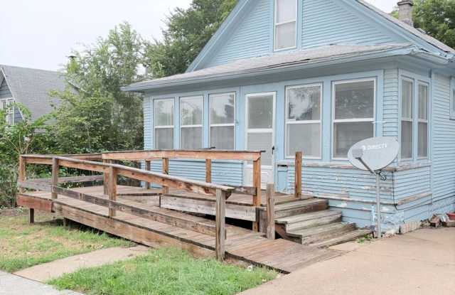 Benson house, 2 bed 1 bath off street parking $1,150 w 1/2 Off 1st Month Rent Gallery 1