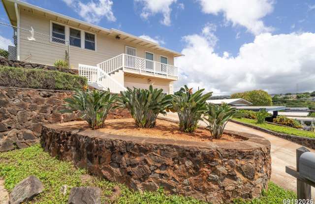 4 Bed 3 Bath Duplex Multi-Family Home in Pearl City Gallery 3
