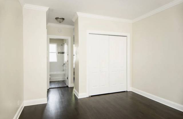 3812 North Greenview Avenue Gallery 2