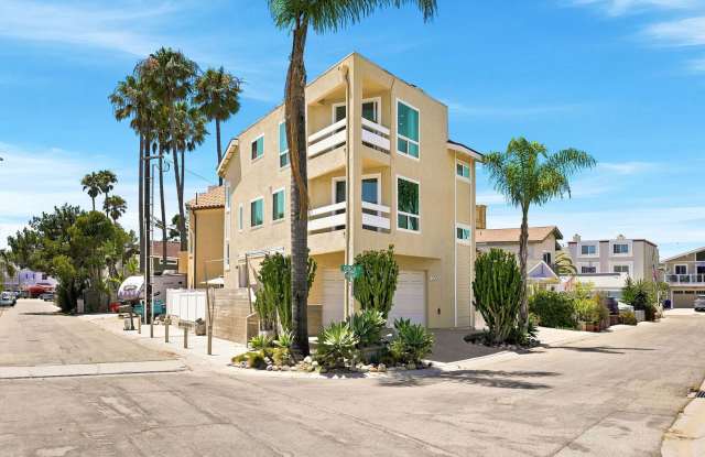 Oxnard / Silver Strand Beach / 2 bedroom 1 full bathroom with 2 half bathrooms Gallery 1