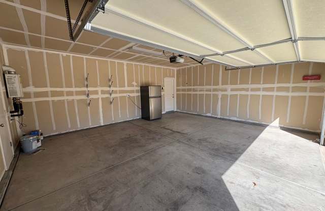 NW Visalia Home Near Shopping Center Available Now! Gallery 3
