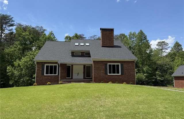 2528 Treetop Lane Gallery 1