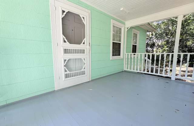 606 Collins Drive Gallery 3