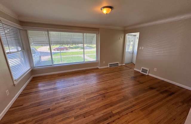 3 Bedroom ranch with basement & fenced yard Gallery 3