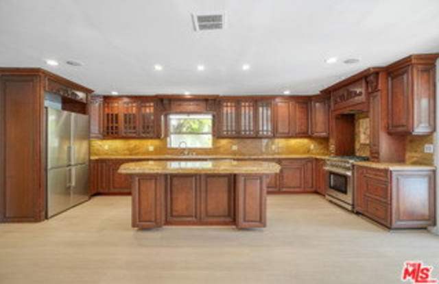 209 North Doheny Drive - 209 North Doheny Drive, Beverly Hills, CA 90211