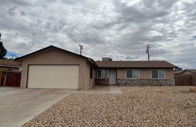 Beautiful 4 Bedroom 2 Bathroom House Located Near Drive In Theater Gallery 3