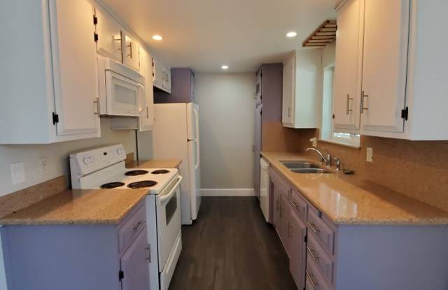 2bd/1.5 w/ Carport and Patio Gallery 3