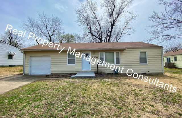 Spacious 3 Bedroom with Garage in South Kansas City! Gallery 1